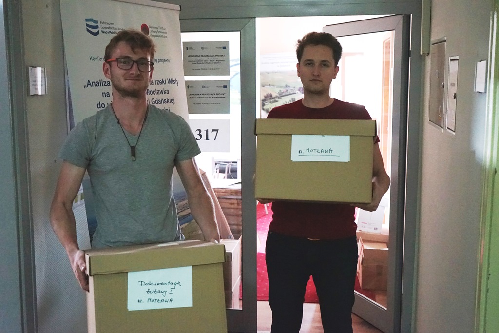 Piotr i Paweł, studenci kierunku zdrowie środowiskowe na Gdańskim Uniwersytecie Medycznym, podczas analizy i archiwizowania dokumentacji Projektu Żuławskiego. Fot. PGW Wody Polskie staż Wody Polskie