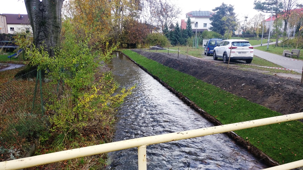 Zagórska Struga po wykonaniu naprawy prawej skarpy, na odcinku poniżej Placu Kaszubskiego w Rumi.Fot. PGW Wody Polskie Zagórska struga 20191105 a